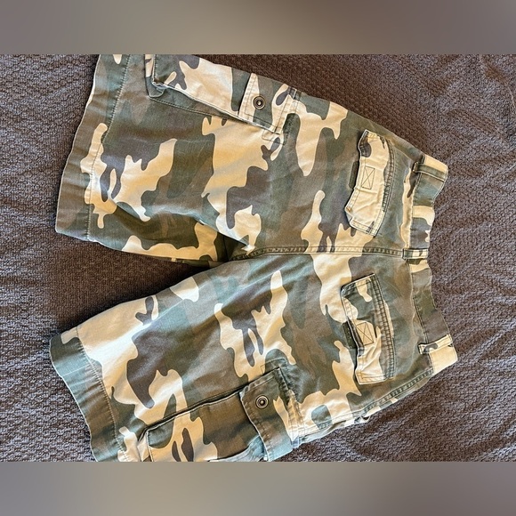 Boys Camo Cargo shorts size 12, great condition! - Picture 2 of 2